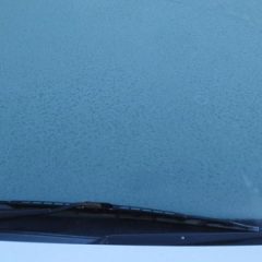 なぜ車のフロントガラスは屋根の下に置いておくと凍らないのか