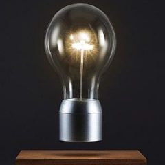 宙に浮く電球がアイデアの閃きを与えてくれる「FLYTE ライト マンハッタン」を購入する方法