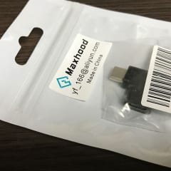 USB-CケーブルををL型（90度）に変える変換コネクタがケーブル周りをスッキリさせてくれて便利