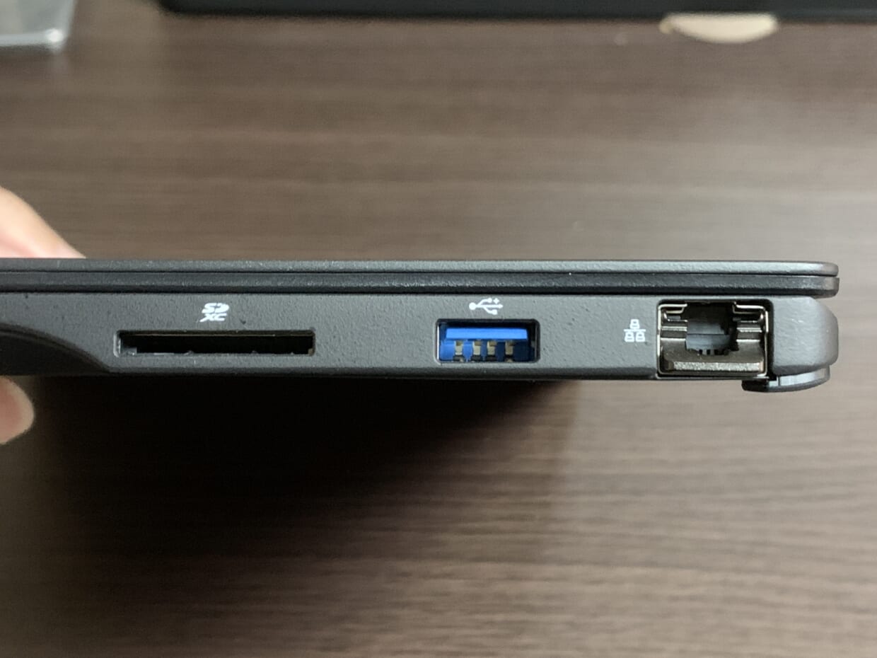 右側にはLAN端子、USB-A、SDカードスロット