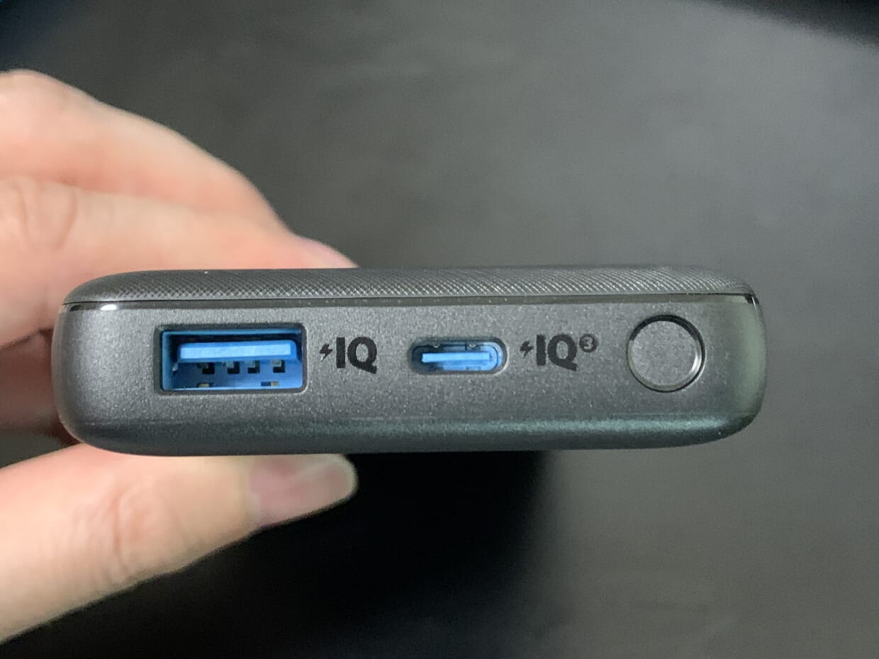 USB-AとUSB-C、電源ボタン